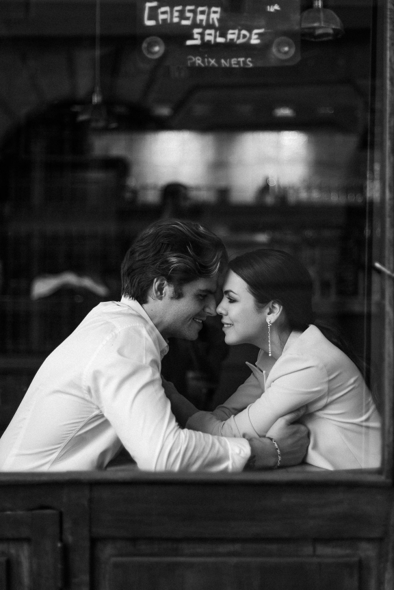 Couple romantique dans un cadre élégant